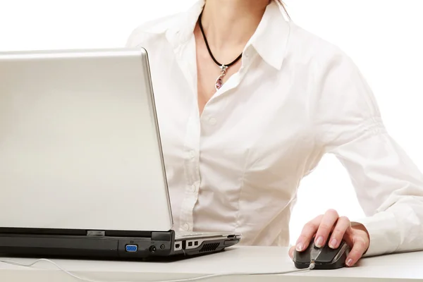 Una joven empresaria trabajando en un portátil — Foto de Stock