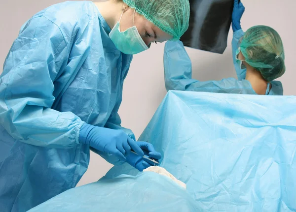 Médicos tratando um paciente em um hospital — Fotografia de Stock