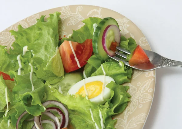 Een vegetarische salade en een vork — Stockfoto