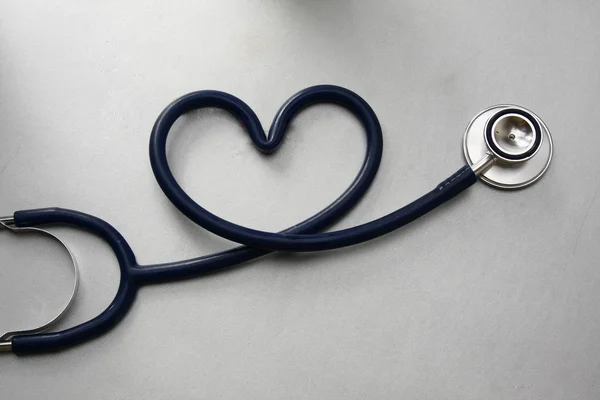 Ein Stethoskop in Form eines Herzens — Stockfoto