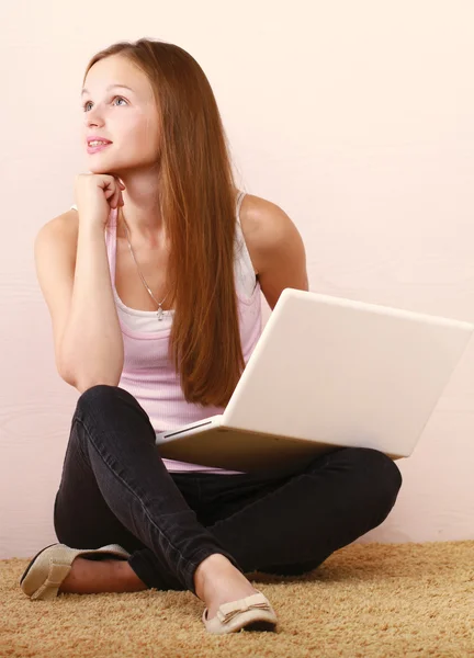 Portrait of smiling young woman — Stock Photo, Image