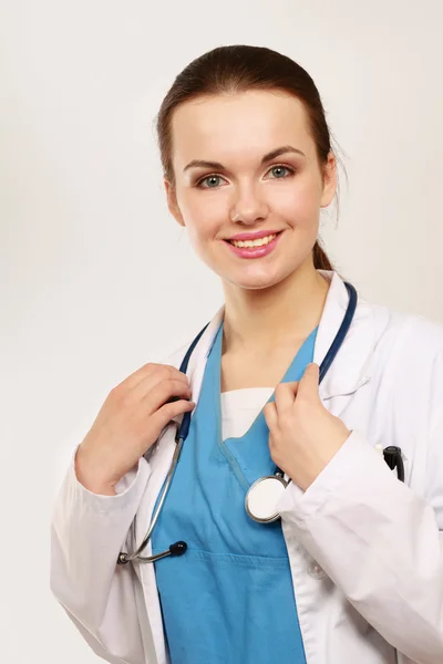 Glückliche junge Krankenschwester — Stockfoto