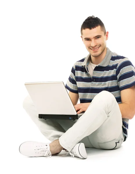 Um homem sorrindo trabalhando com um laptop — Fotografia de Stock