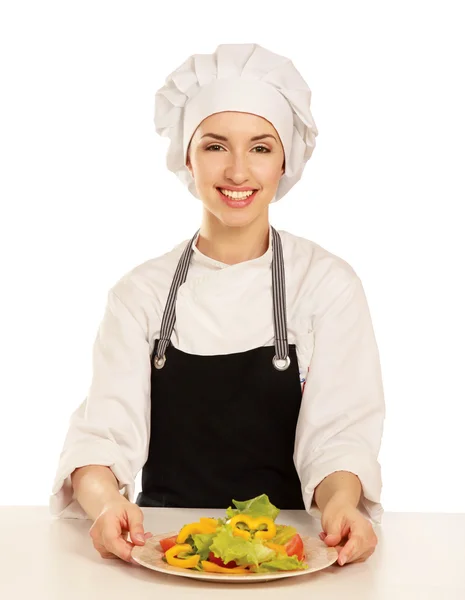 Guapa cocinero jefe celebración ensalada — Foto de Stock