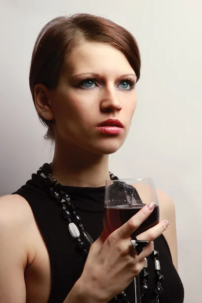 Belle femme avec un verre à vin — Photo