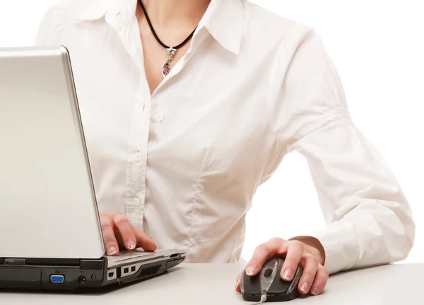 Genç bir kadın ile bir dizüstü bilgisayar oturuyordu — Stok fotoğraf