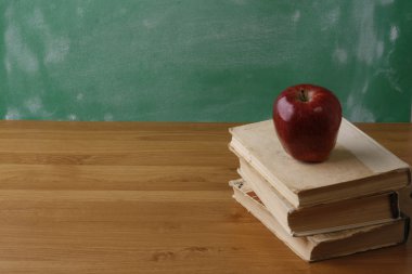 Kitaplar üzerinde elma yazı tahtası