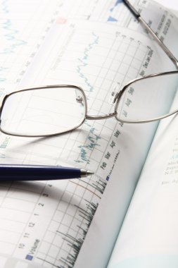 mali tablolar, bir kalem ve gözlük