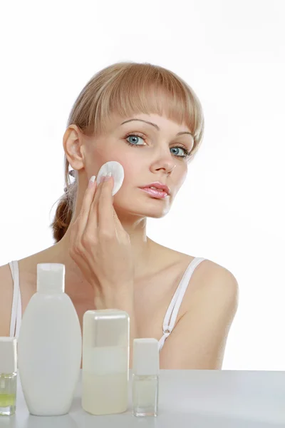 Mooie jonge vrouw haar gezicht reinigen — Stockfoto