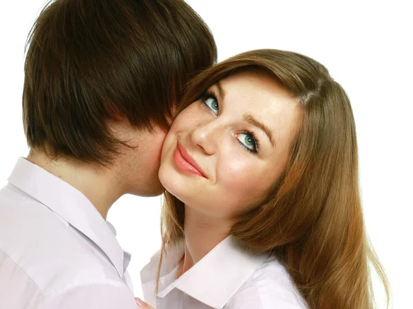 Junger Mann küsst seine Freundin — Stockfoto