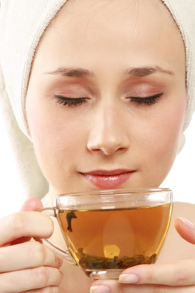 Mladá žena se těší čaj — Stock fotografie
