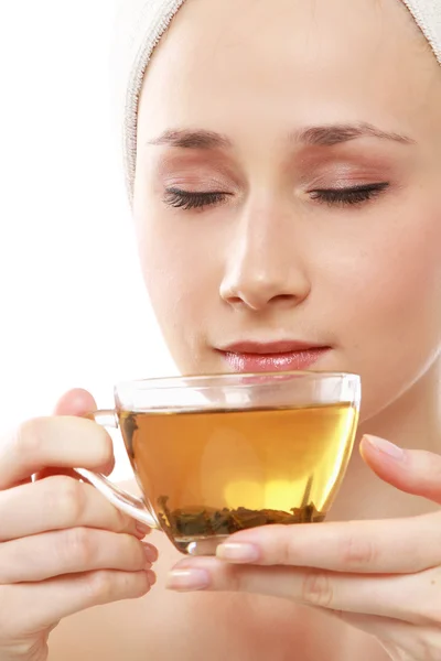 Mujer joven disfrutando del té —  Fotos de Stock