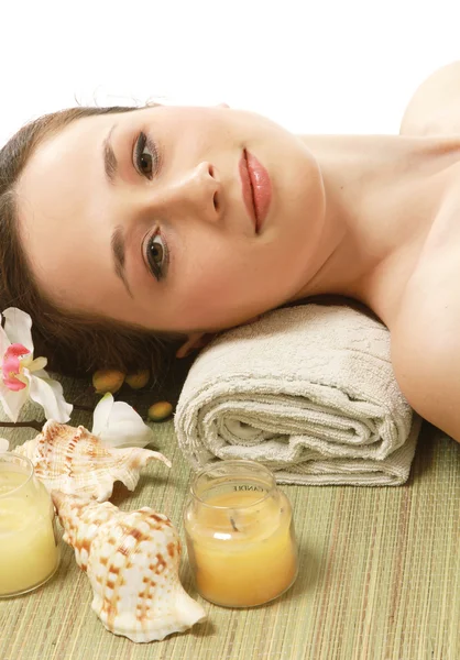 Femme relaxante au salon de spa — Photo