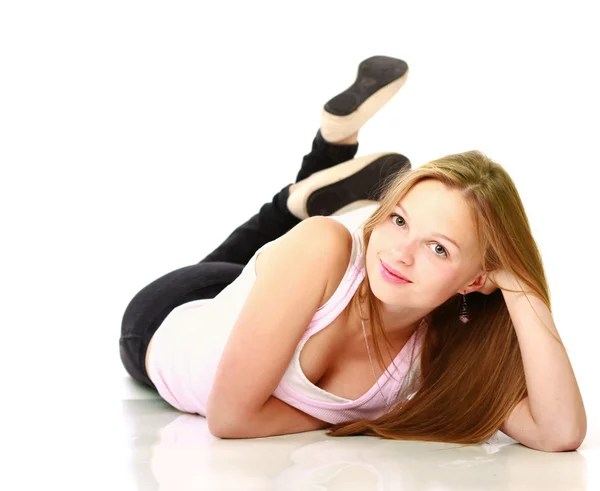 Okouzlující mladá dívka leží na podlaze — Stock fotografie