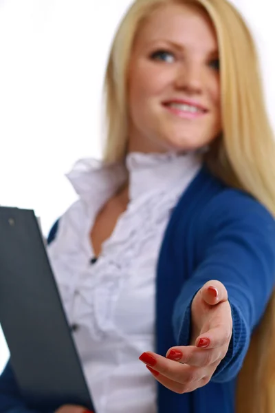 Młoda kobieta z folderu oferuje uścisk dłoni — Zdjęcie stockowe