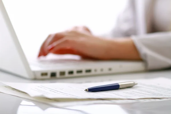 Primer plano de la mujer de negocios escribiendo documentos en el teclado — Foto de Stock