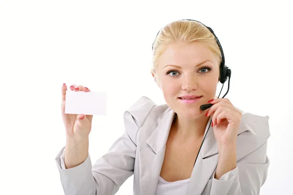 Call center mulher com fone de ouvido mostrando cartão de visita . — Fotografia de Stock