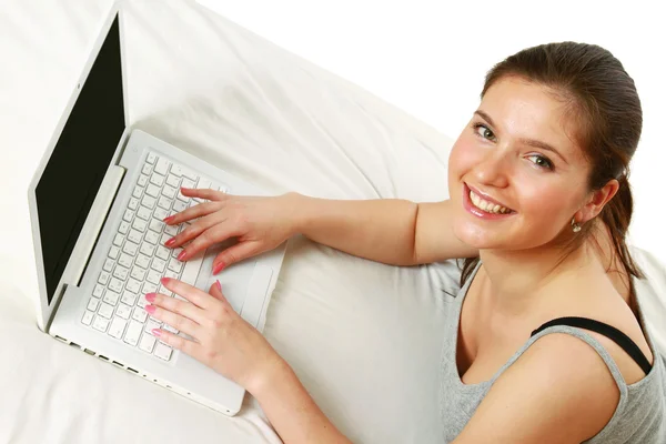 Mujer joven excitada usando el ordenador portátil — Foto de Stock