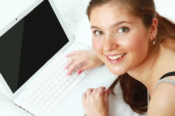 Chica adolescente feliz con ordenador portátil —  Fotos de Stock