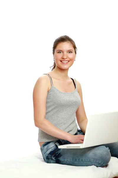 Glad tjej i linne med laptop — Stockfoto