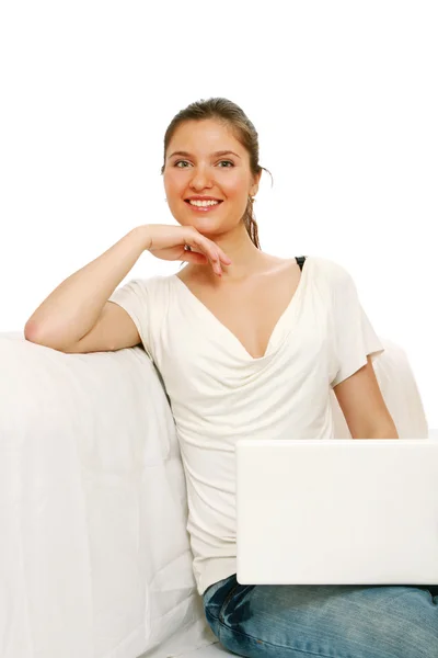 Sonriente mujer casual sentado con el ordenador portátil —  Fotos de Stock