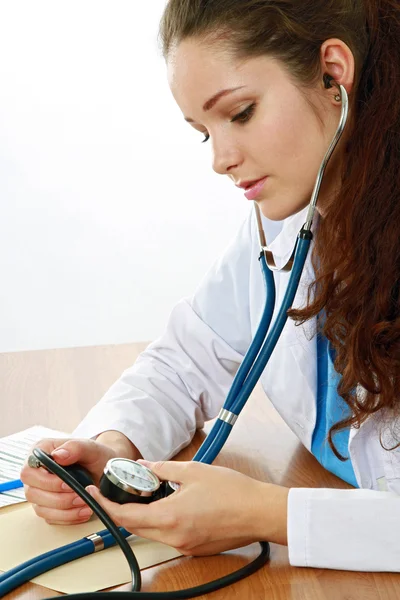 Doctor measuring blood pressure — Stock Photo, Image