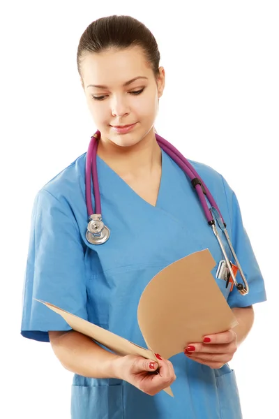 Una doctora con una carpeta — Foto de Stock