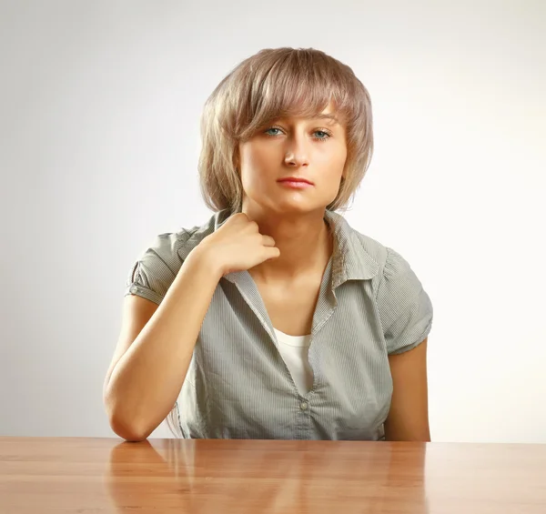 Müde junge Frau sitzt am Schreibtisch — Stockfoto