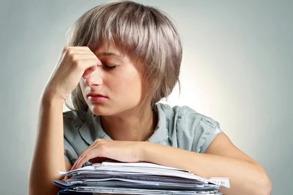 Femme assise à son lieu de travail — Photo