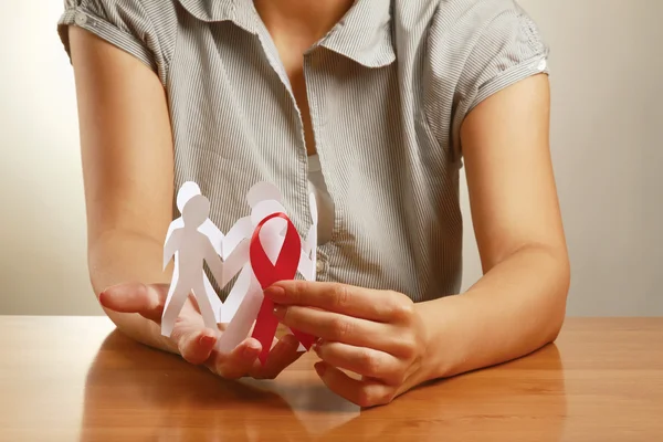 Kağıt insanlar ve AIDS kırmızı kurdele — Stok fotoğraf