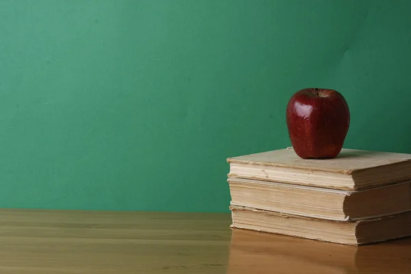 Apple over books — Stock Photo, Image