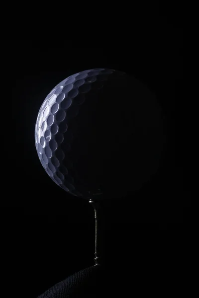 Een golfbal op een tee — Stockfoto