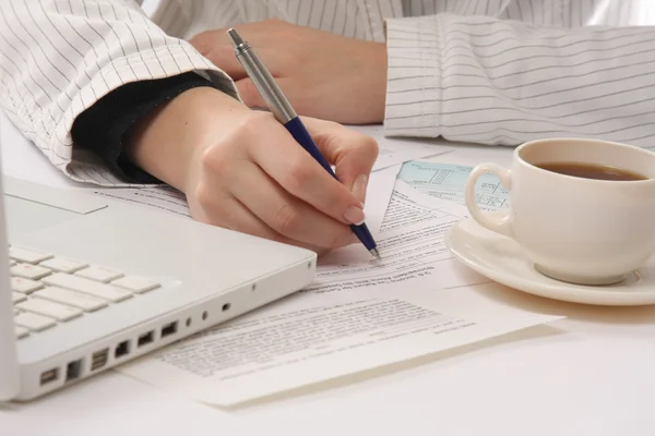 Gros plan sur le lieu de travail d'une femme d'affaires — Photo