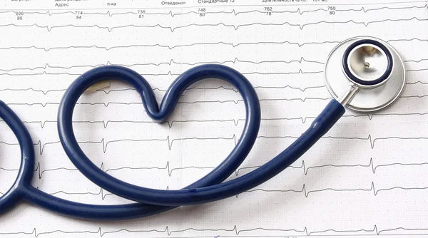 Een blauwe stethoscoop op een cardiogram — Stockfoto