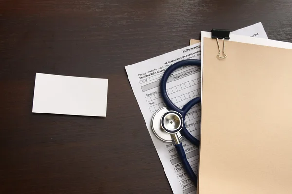 Um formulário de registo médico em branco com um estetoscópio — Fotografia de Stock