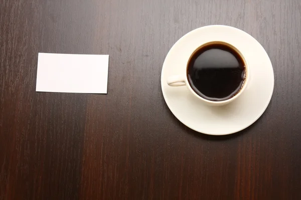 Eine Tasse Kaffee und eine Notizkarte — Stockfoto