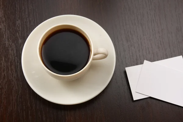 Eine Tasse Kaffee und Visitenkarten — Stockfoto