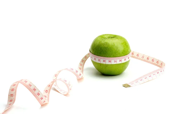 Yeşil elma ve bir ölçüm bandı — Stok fotoğraf