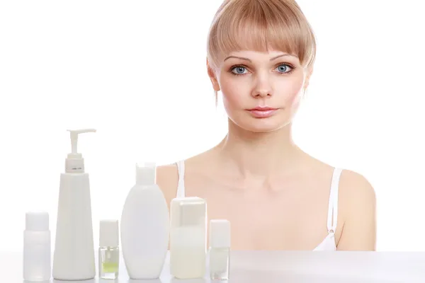 Frau mit kosmetischen Produkten — Stockfoto
