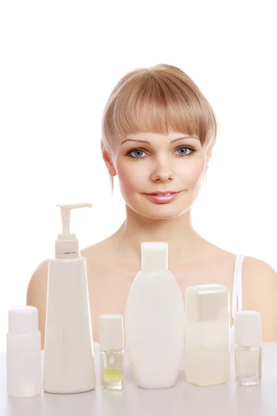 Mulher com produtos cosméticos — Fotografia de Stock
