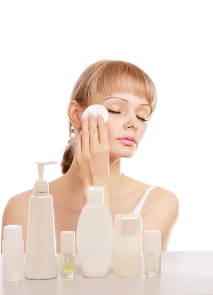 Vrouw toepassing van cosmetica — Stockfoto