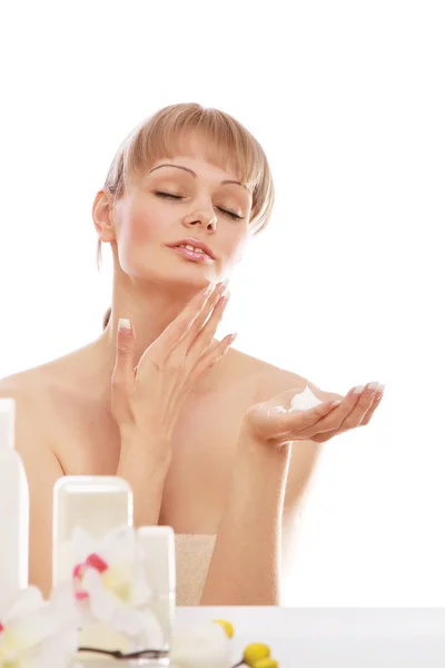 Mujer aplicando crema en su piel — Foto de Stock