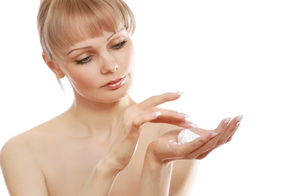 Mulher aplicando creme na pele — Fotografia de Stock