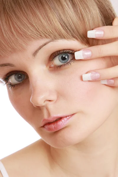 Junge Frau berührt ihr Gesicht — Stockfoto