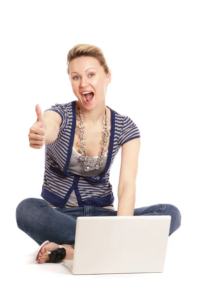 En ung kvinna med en bärbar dator — Stockfoto