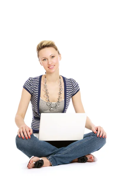 Uma jovem mulher com um laptop — Fotografia de Stock