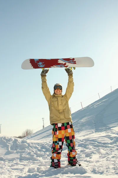 En snowboardåkare med en snowboard — Stockfoto
