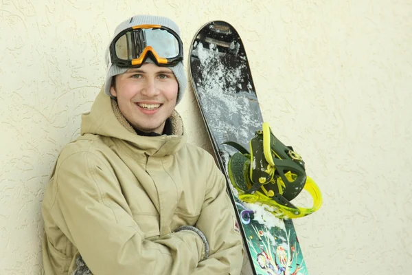 Сноубордист стоит у стены — стоковое фото