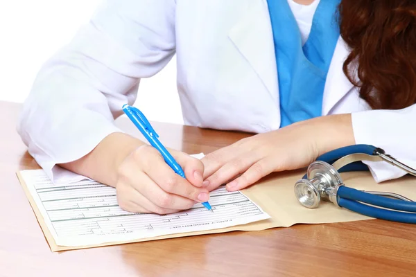 Jovem médico feminino na mesa — Fotografia de Stock