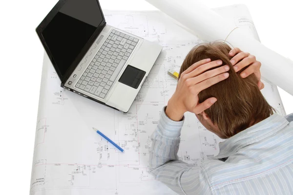 Um jovem arquiteto cansado em seu local de trabalho — Fotografia de Stock